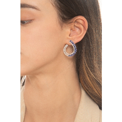 Boucles d'oreilles en or blanc 18kt avec saphirs bleus et diamants