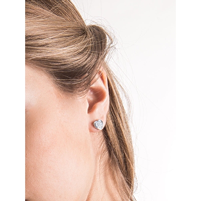 Boucles d'oreilles à cœur en or 18k avec un pavage de diamants 