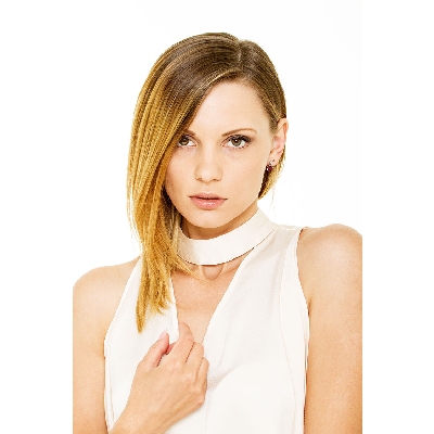 Boucles d’oreilles nœud en or blanc 18k avec rubis ovales et diamants