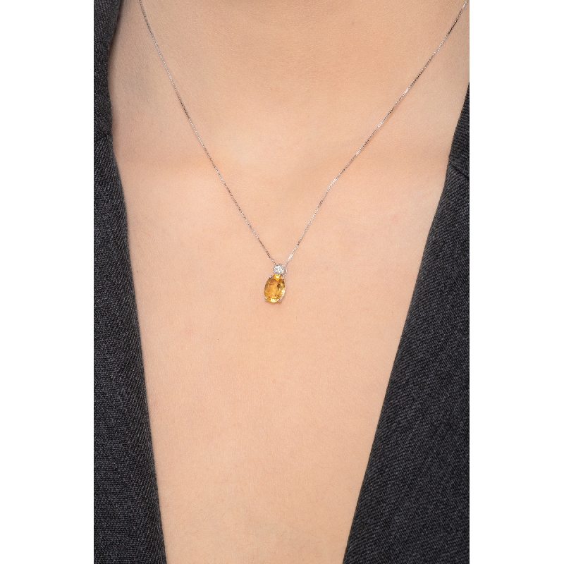 Collier en or blanc 18k avec citrine 8x6 mm et diamant