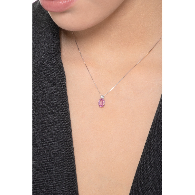 Collier avec pendentif en or blanc 18 ct avec diamant et saphir rose ovale