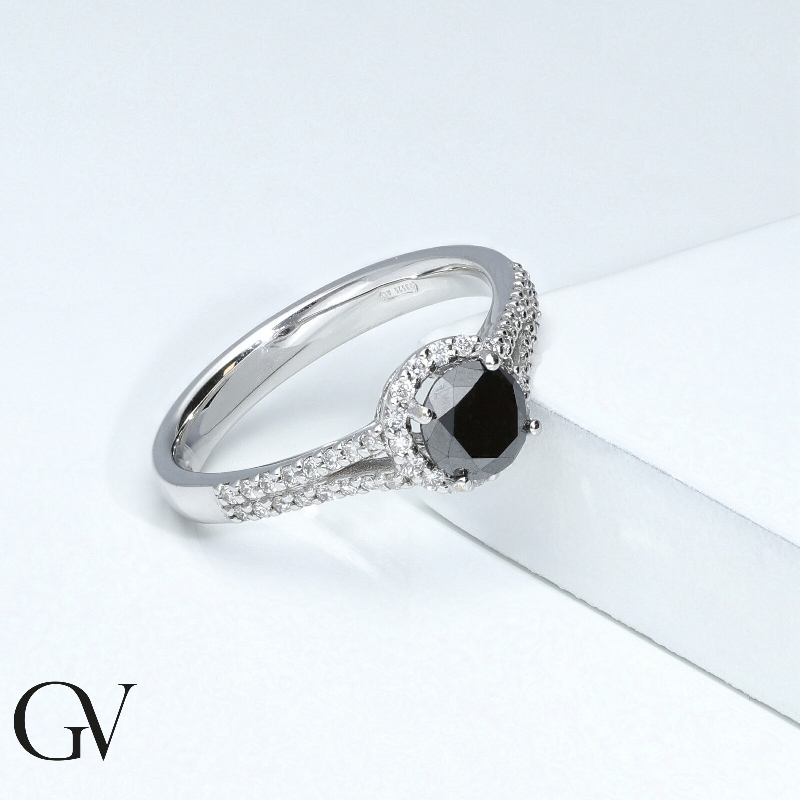 Bague en or blanc 18K avec diamant noir et diamants blancs