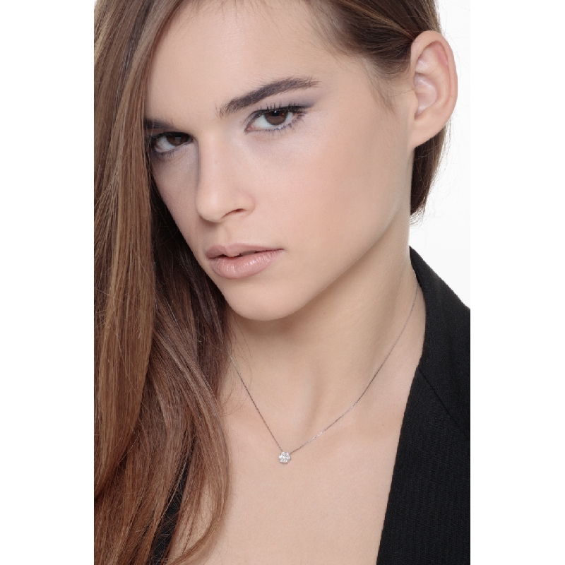 Collier raffiné en or blanc 18k avec des diamants