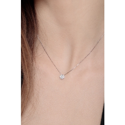 Collier raffiné en or blanc 18k avec des diamants