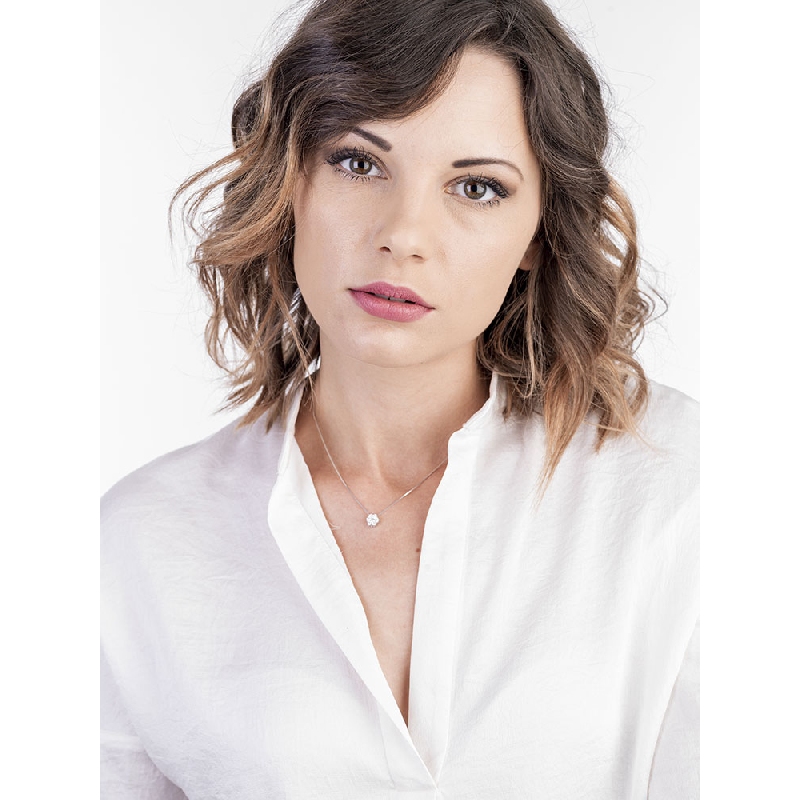 Collier en or blanc 18k avec fleur diamants