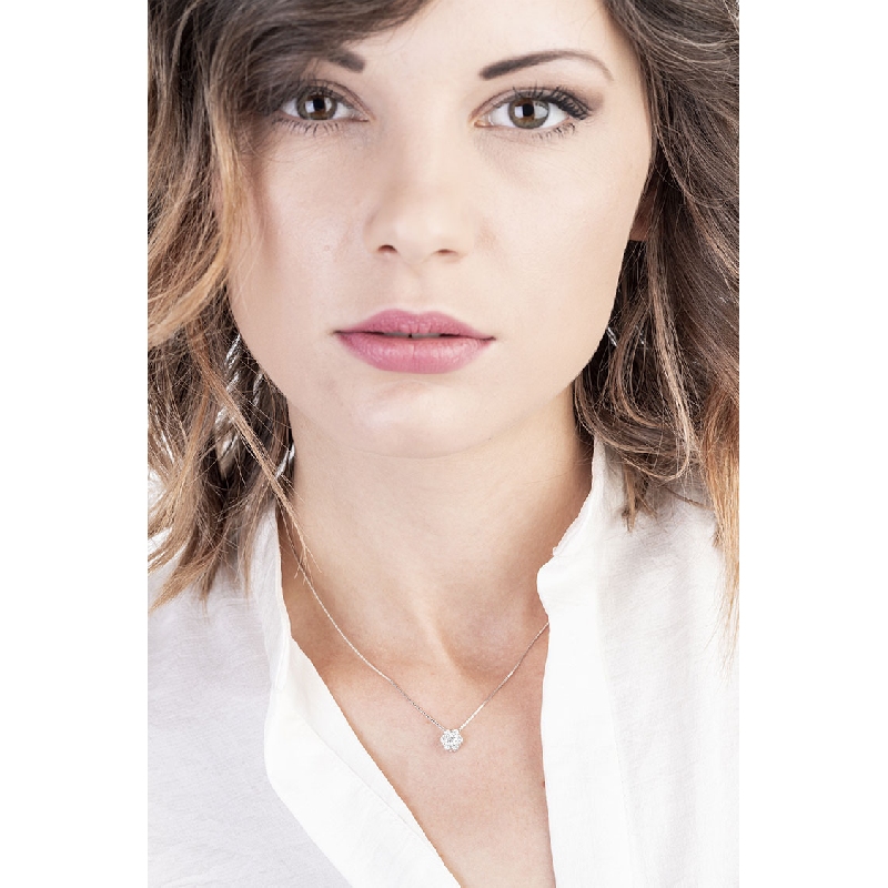 Collier en or blanc 18k avec fleur diamants