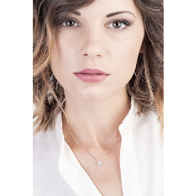 Collier en or blanc 18k avec fleur diamants