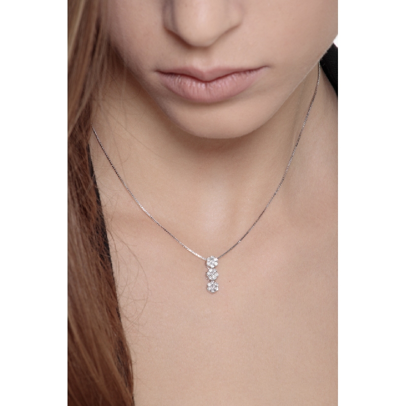 Collier en or blanc 18k avec trois diamants Illusion