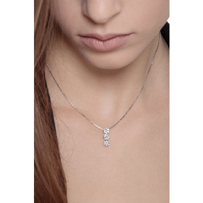 Collier en or blanc 18k avec trois diamants Illusion