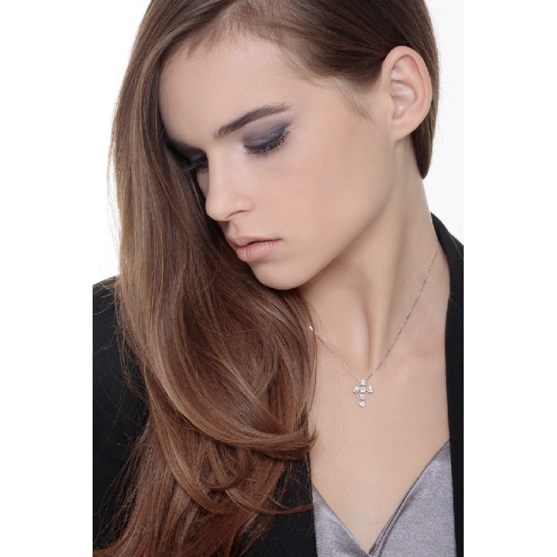 Collier avec une croix en or blanc 18 carats et diamants