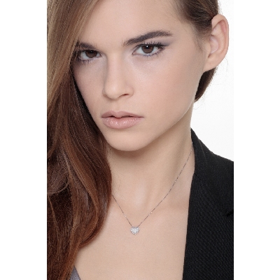 Collier à coeur en or blanc 18k avec pendentif de diamants