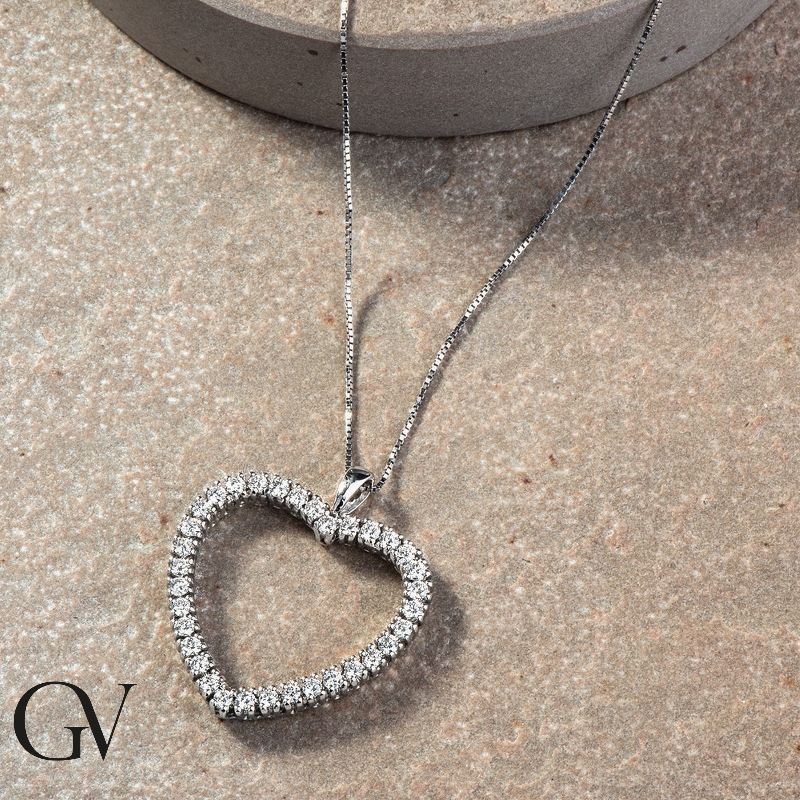 Collier or blanc 18k pendentif de diamants en forme de coeur 