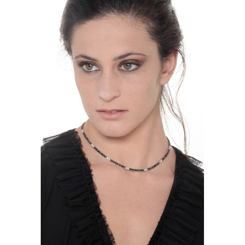 Collier tennis en or blanc 18 carats avec diamants blancs, noirs et pointes brunies