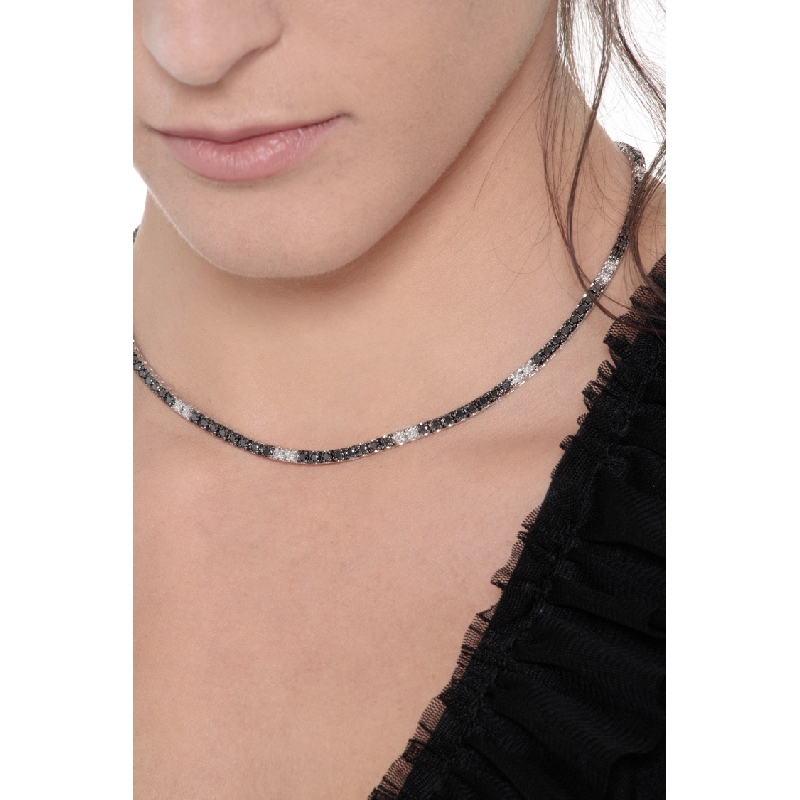 Collier tennis en or blanc 18 carats avec diamants blancs, noirs et pointes brunies