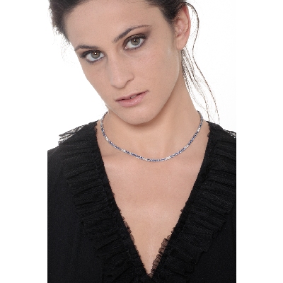 Collier tennis en or blanc 18 carats avec saphirs bleus et diamants