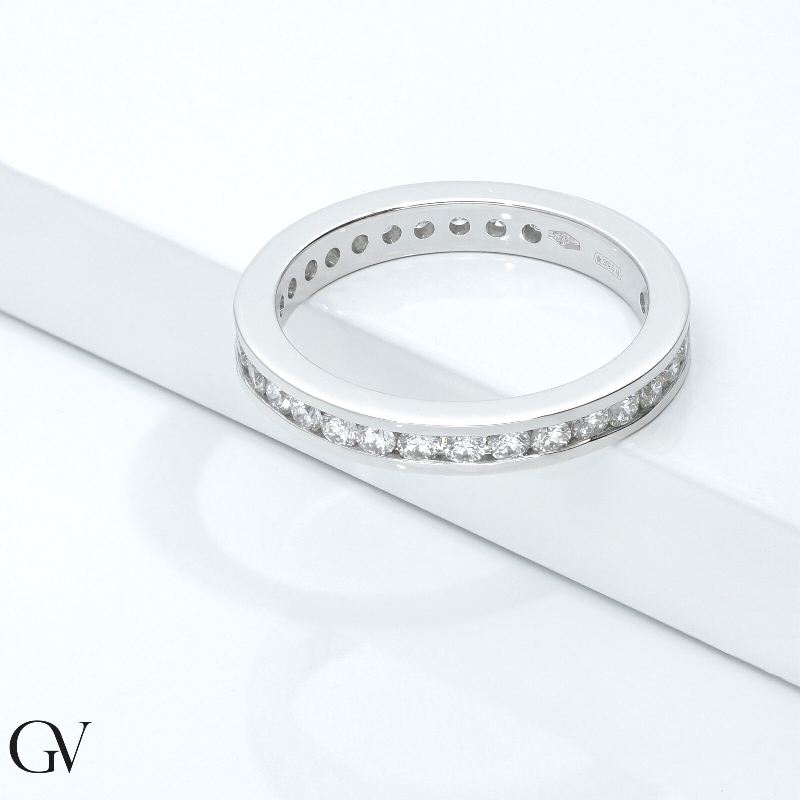 Bague Eternity design en or blanc 18k avec diamants