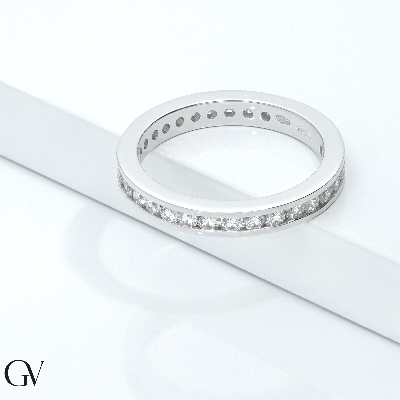 Bague Eternity design en or blanc 18k avec diamants