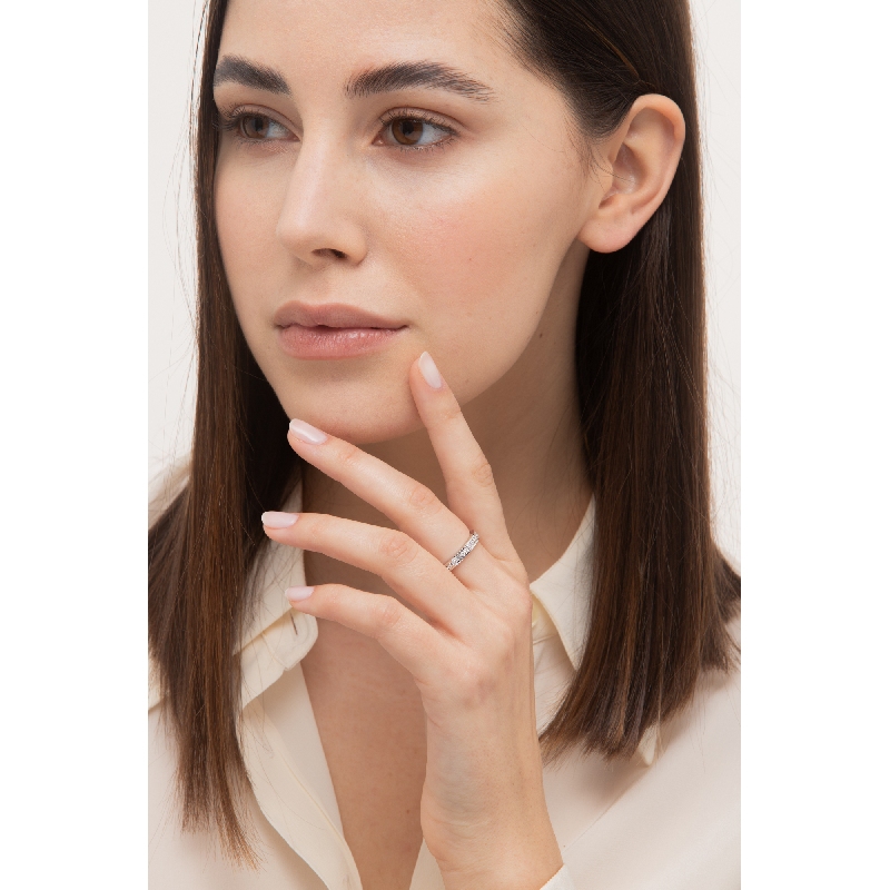 Bague Eternity design en or blanc 18k avec diamants