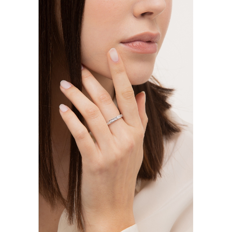 Bague Eternity design en or blanc 18k avec diamants
