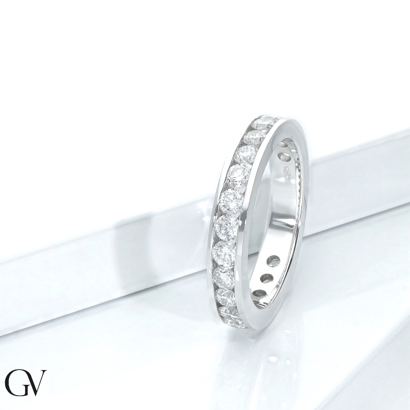 Bague Eternity rail en or blanc 18k avec diamants
