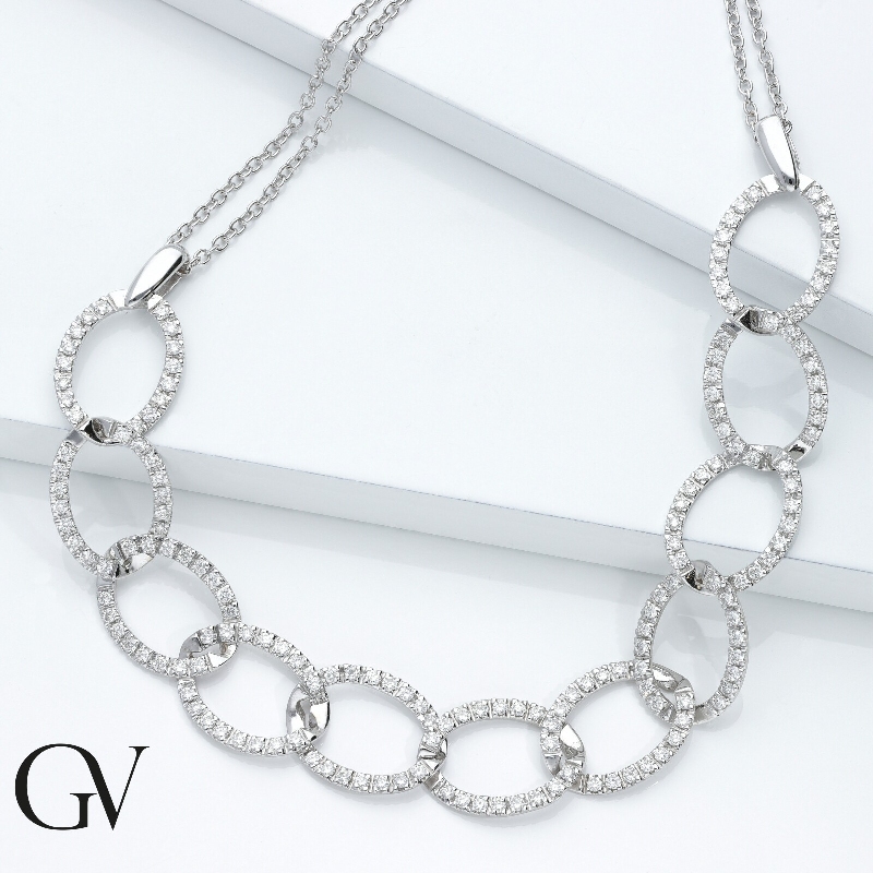 Collier en or blanc 18 carats avec des maillons ovales et diamants