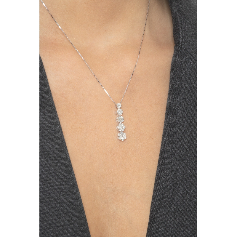 Collier en or blanc 18 carats avec un pendentif à 5 fleurs 