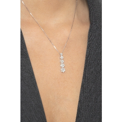 Collier en or blanc 18 carats avec un pendentif à 5 fleurs 