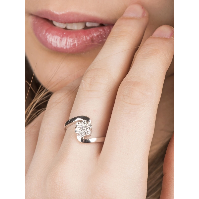Bague fleur ouverte en or blanc 18k avec diamants