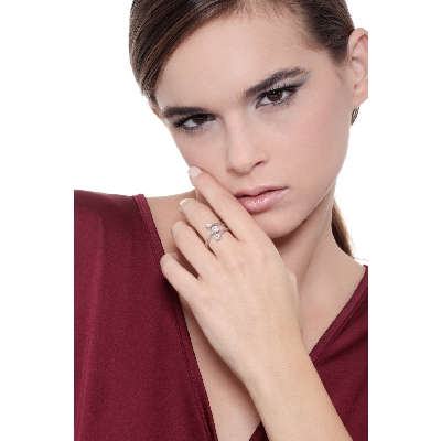  Bague femme en or blanc 18k avec fleurs serties de diamants