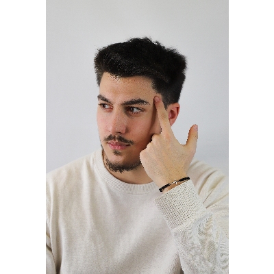 Bracelet en tissu noir avec croix en or blanc 18k et diamants