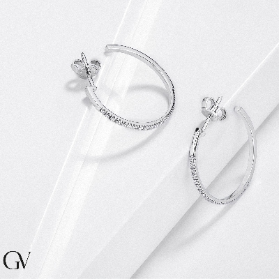 Boucles d'oreilles créoles ouvertes en or blanc 18k et diamants