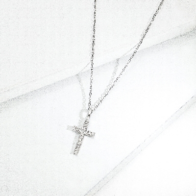 Collier en or blanc 18k avec pendentif en forme de croix en diamants