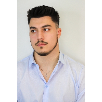 Collier en or blanc 18k avec pendentif en forme de croix en diamants