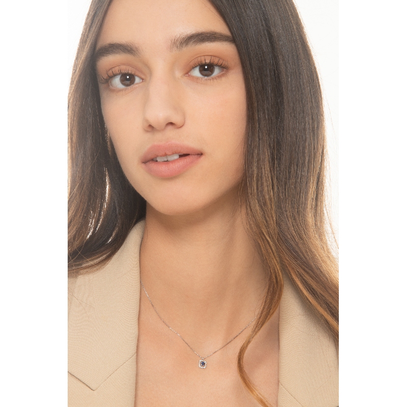Collier en or blanc 18k avec pendentif saphir bleu et diamants