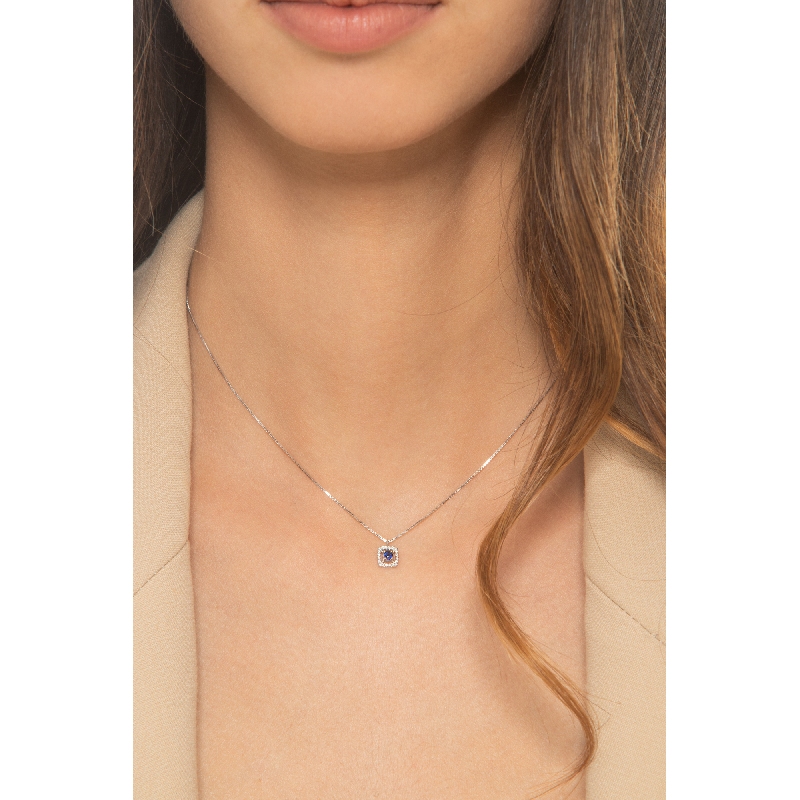 Collier en or blanc 18k avec pendentif saphir bleu et diamants