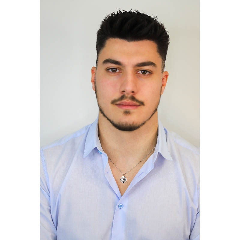 Collier en or blanc 18k avec pendentif en forme de gouvernail