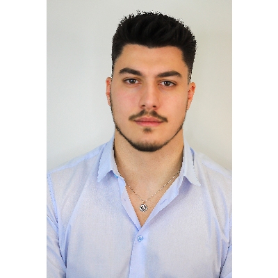 Collier en or blanc 18k avec pendentif en forme de gouvernail