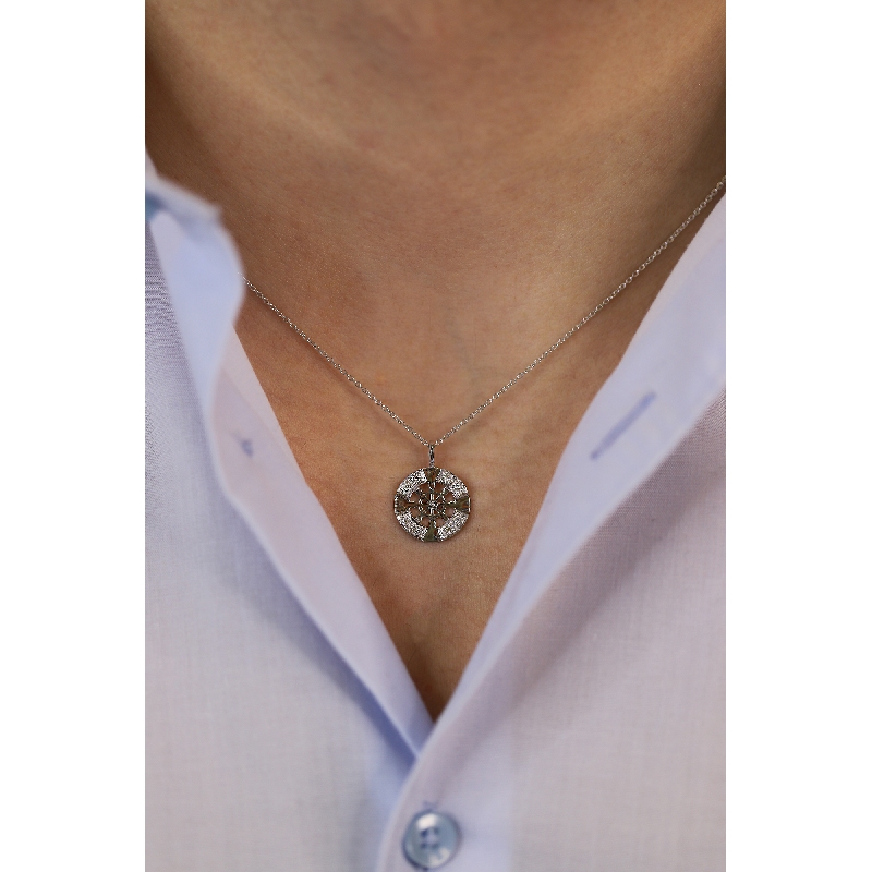 Collier en or blanc 18k avec pendentif en forme de gouvernail