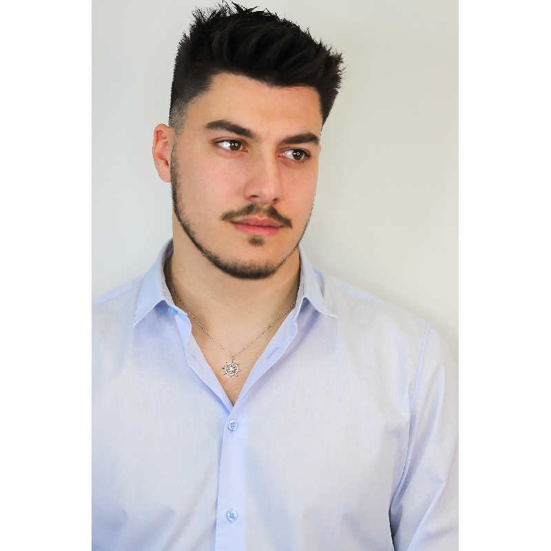 Collier en or blanc 18 carats avec pendentif gouvernail en diamants