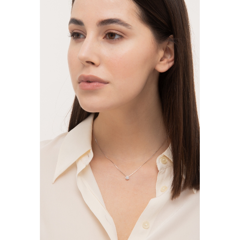 Collier en or blanc avec diamants et diamant central