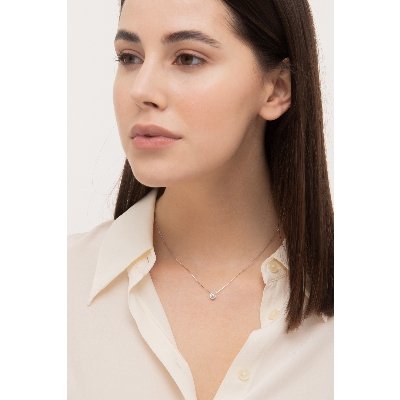 Collier en or blanc avec diamants et diamant central