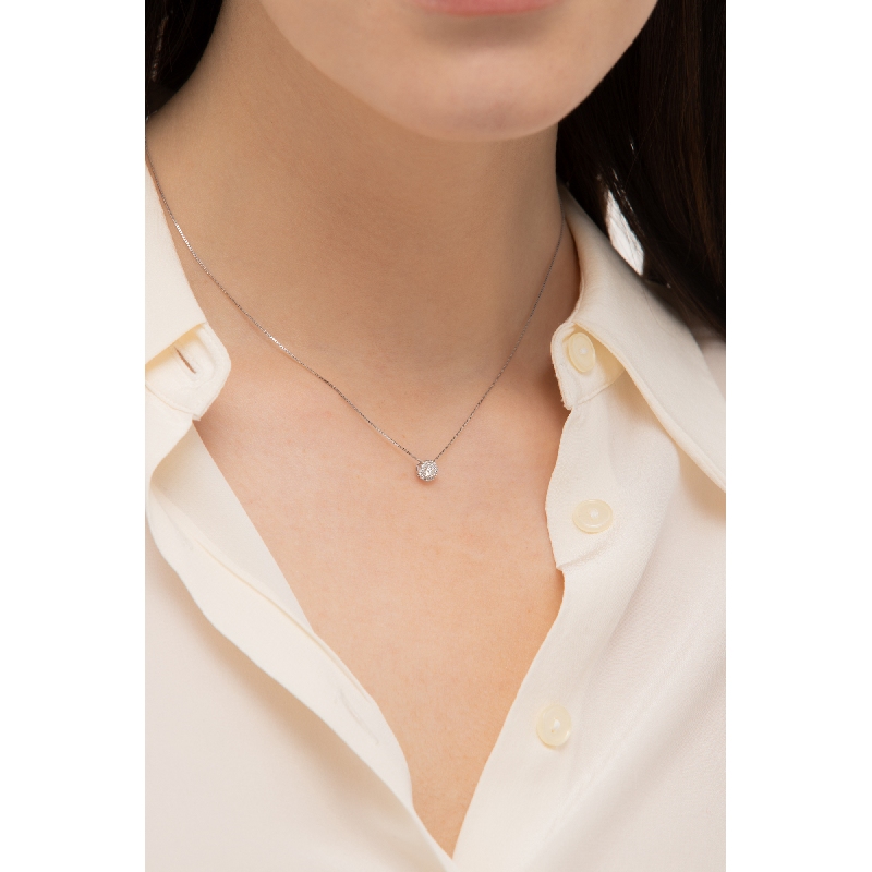 Collier en or blanc avec diamants et diamant central