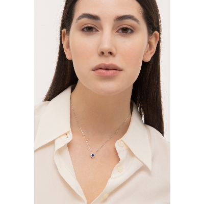 Collier en or blanc 18k avec saphir bleu central et halo en diamants
