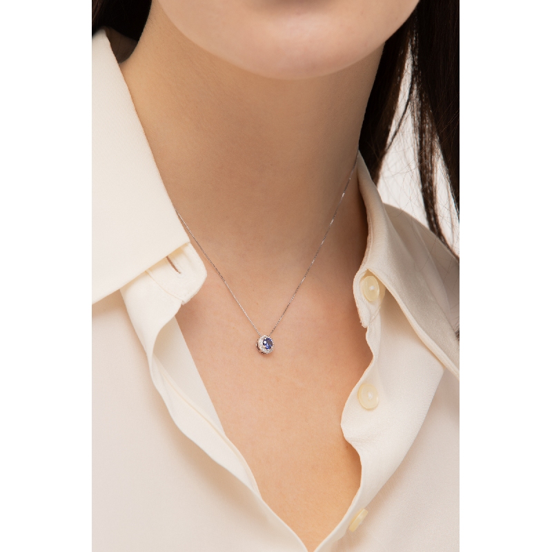 Collier en or blanc 18k avec saphir bleu central et halo en diamants