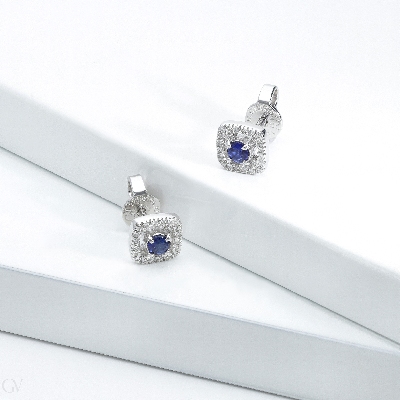 Boucles d'oreilles diamants en or blanc 18k avec saphir bleu
