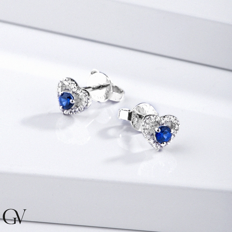 Boucles d'oreilles en or blanc 18k avec saphir bleu