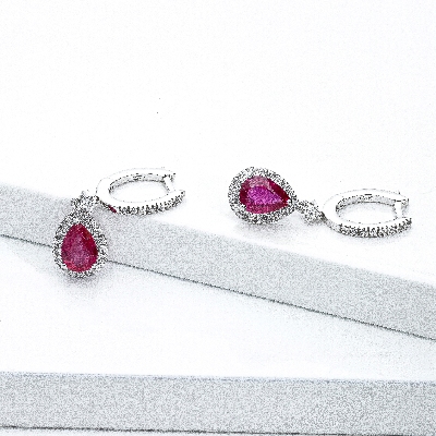 Boucles d’oreilles en or 18k avec goutte en rubis et diamants