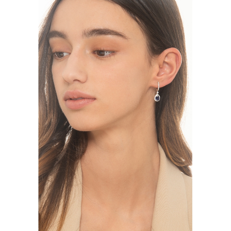 Boucles d’oreilles pendantes or blanc 18K avec saphirs bleus et diamants