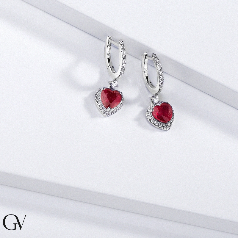 Boucles d’oreilles en or blanc 18k avec rubis