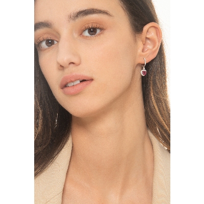 Boucles d’oreilles en or blanc 18k avec rubis